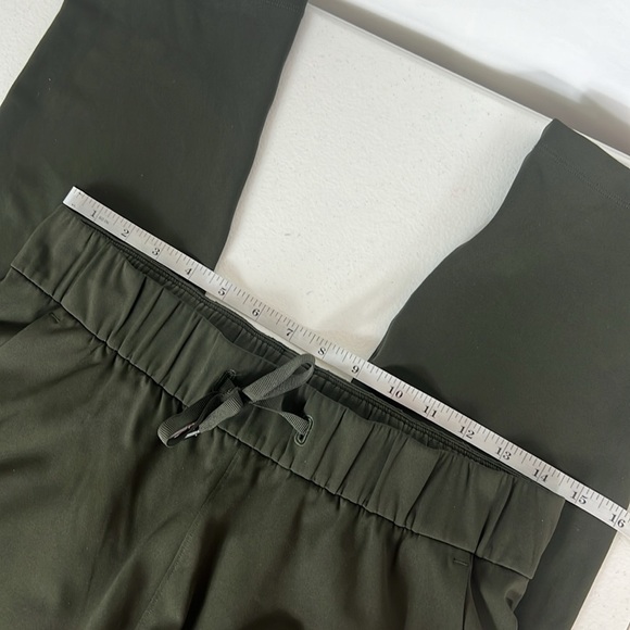 Lululemon On The Fly Pant Size 6 Dark Olive Athleisure Workout EUC - Picture 6 of 10